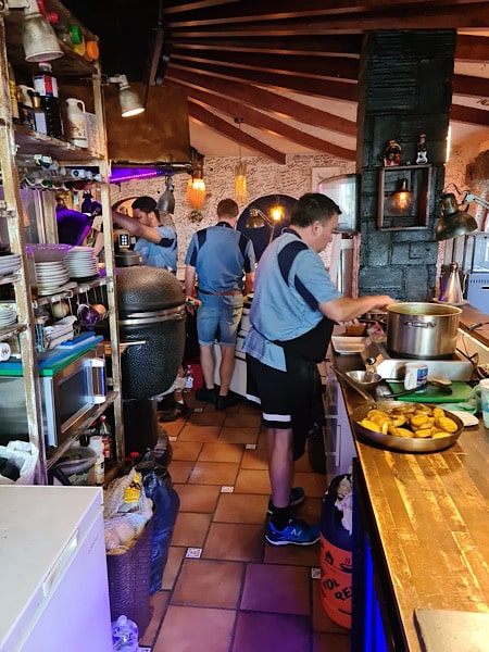 koken-in-het-midden-van-het-restaurant-ibiza-torremolinos