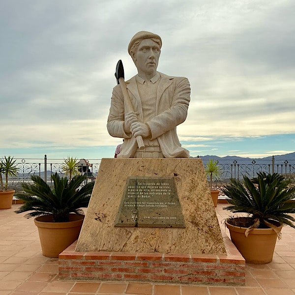 monument-mijnwerkers-bedar-gebergte-almeria