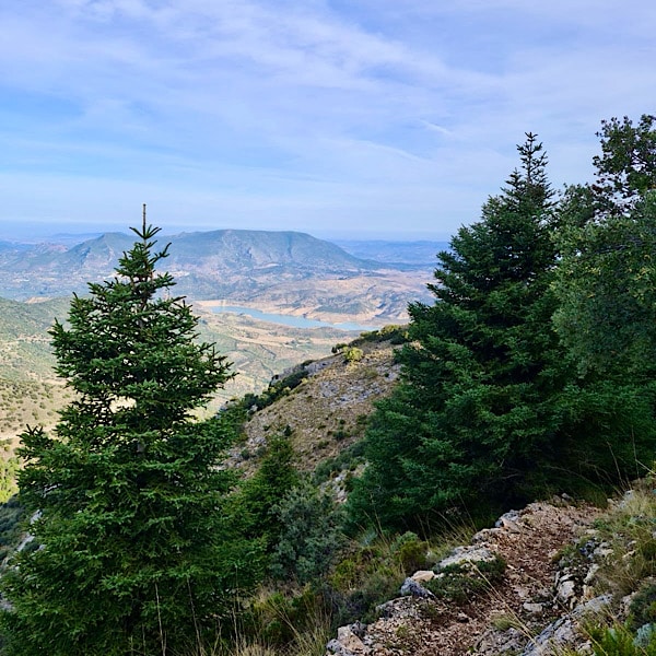 zicht-op-meer-en-wit-dorp-sierra-de-grazalema