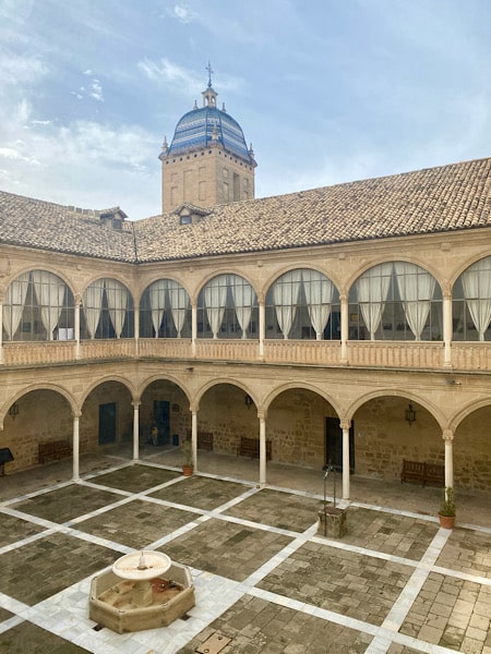 binnenplein-hospital-de-santiago-ubeda-jaen