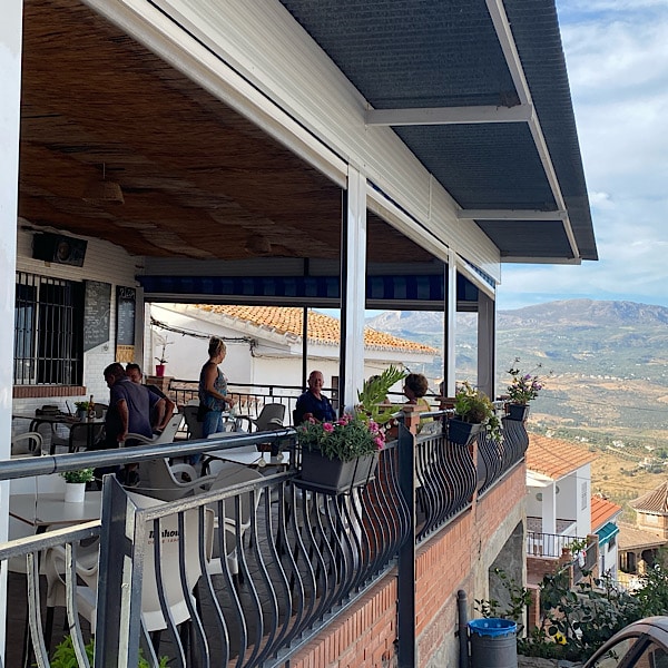 buitenterras-taberna-el-mirador-los-romanes-vinuela