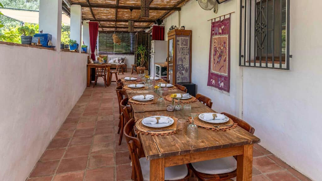 gedekte-tafel-gezamenlijk-diner-casa-valle-de-oro-malaga