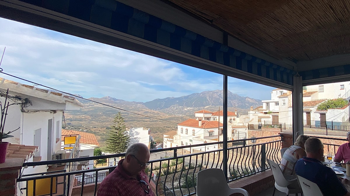 op-het-terras-taberna-el-mirador-los-romanes-vinuela-malaga