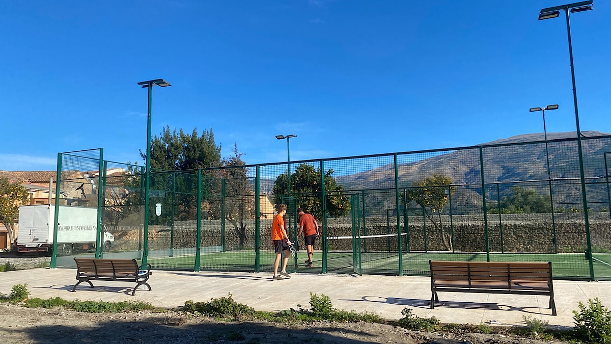 padelbaan-met-uitzicht-pinos-del-valle