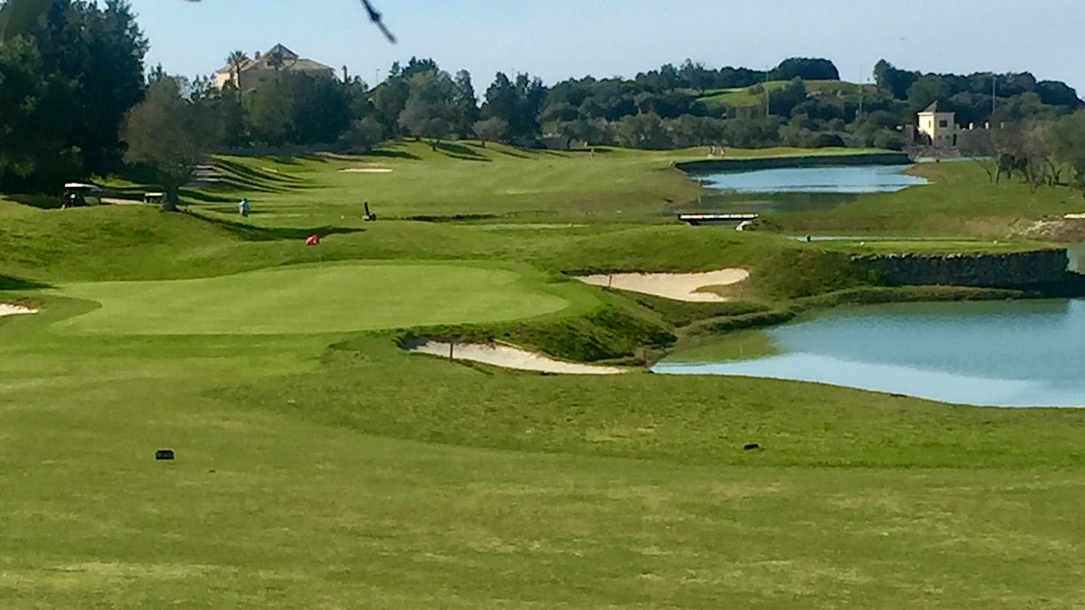 golfbaan-met-bunkers-en-waterpartijen