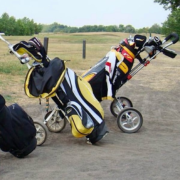 golfkarretjes-met-golfclubs