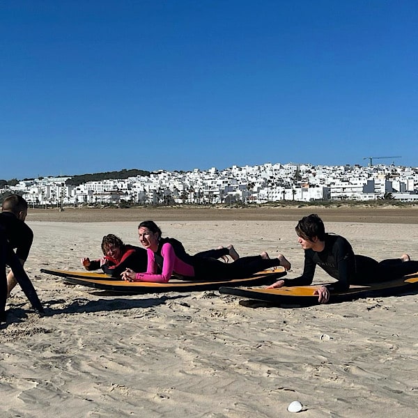 strand-conil-de-la-frontera-surfers