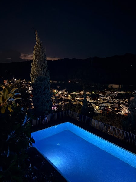 avond-zwembad-castillo-de-monda-en-zicht-op-dorp