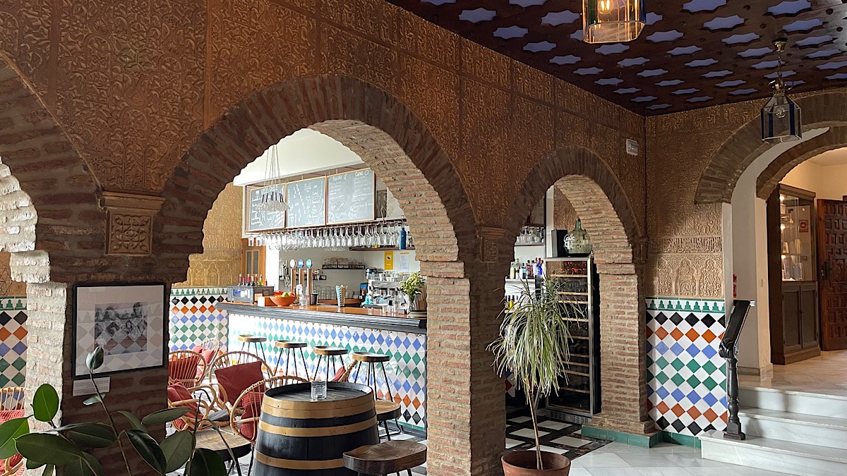 de-gezellige-bar-van-castillo-de-monda-met-moorse-details