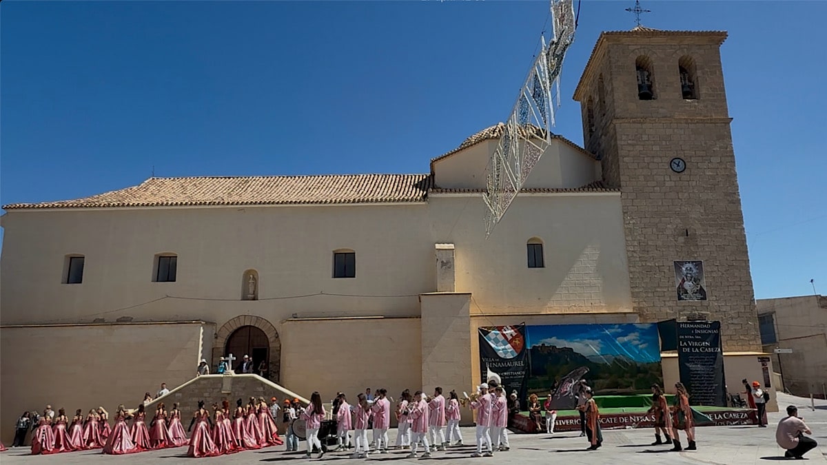 kerk-met-parade-fiestas-de-moros-y-cristianos-benaumarel