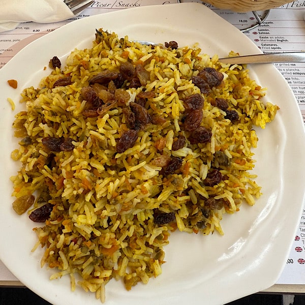 rijstgerecht-met-rozijnen-en-groenten-cafe-bar-luna-monda