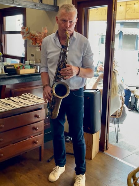 ronald-spelend-op-zijn-saxofoon-mijas