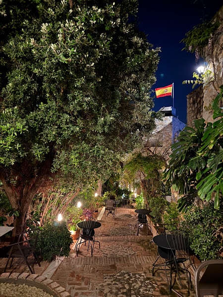 tuin-castillo-de-monda-avond
