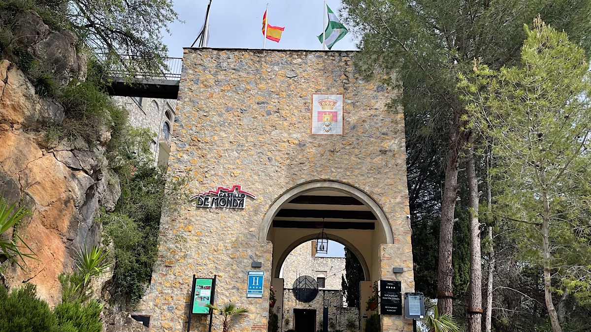 vooraanzicht-bij-castillo-de-monda