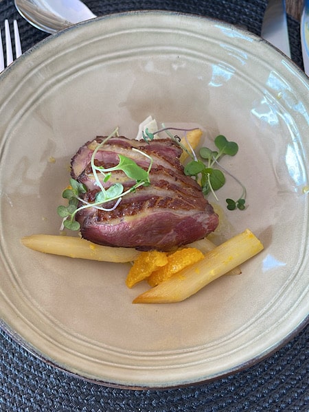 voorgerecht-eend-met-asperges-la-mesa-de-madera