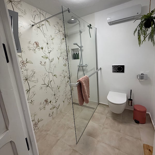 badkamer-kamer-almendra-benb-el-refugio-alcaucin-andalusie