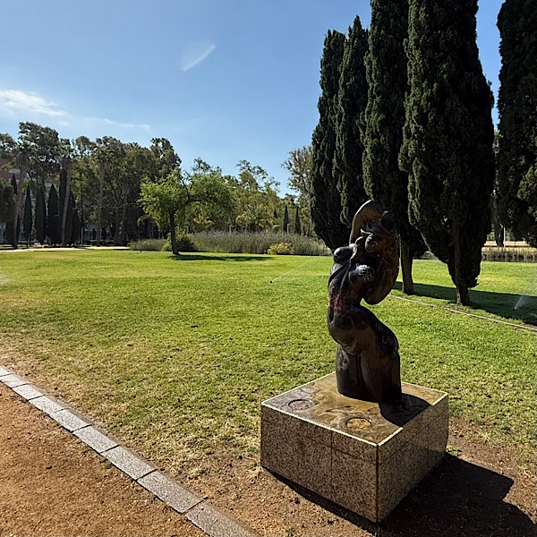 beeld-van-vrouw-in-parque-de-zafra-huelva-stad