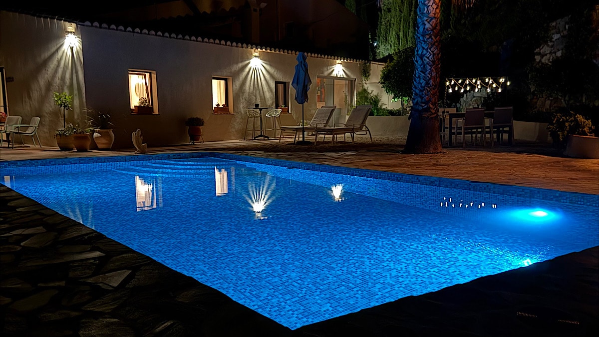 benb-el-refugio-alcaucin-malaga-zwembad-avond