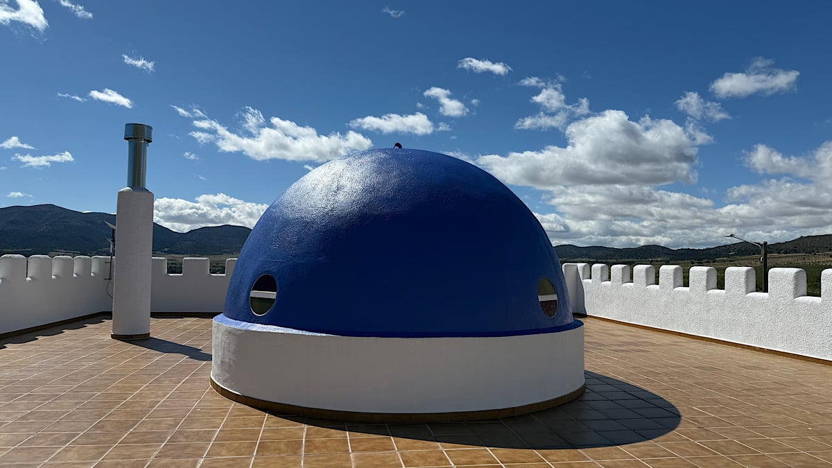 blauw-kepeltje-op-het-dakterras-van-casa-fuente-del-andaluz