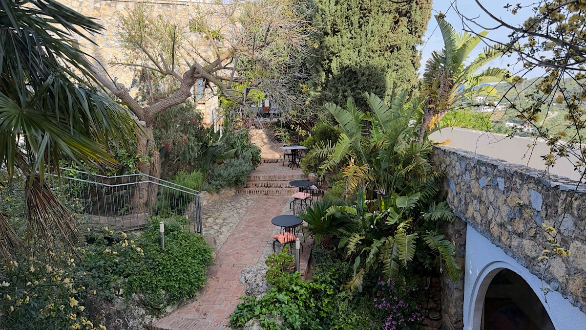de-binnentuin-van-het-castillo-de-monda