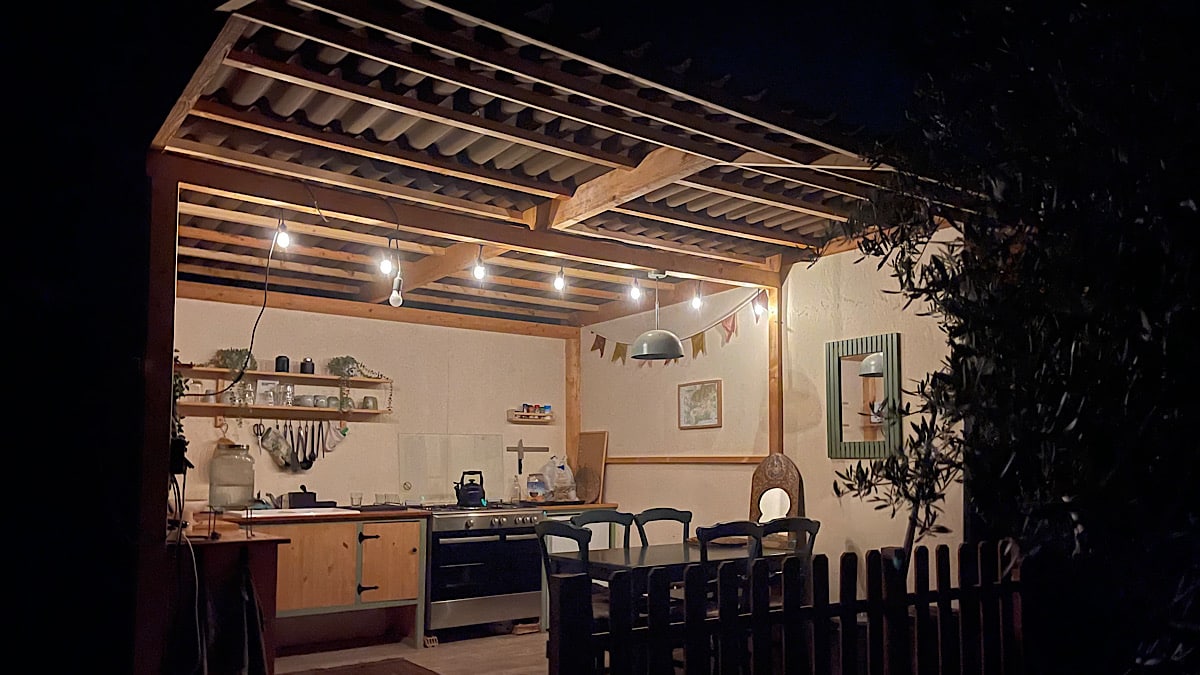 de-buitenkeuken-in-het-avondlicht-finca-de-elma