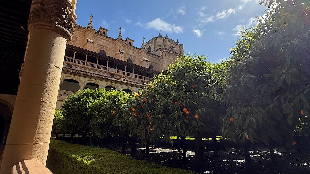 de-fraaie-patio-van-monasterio-de-san-jeronimo