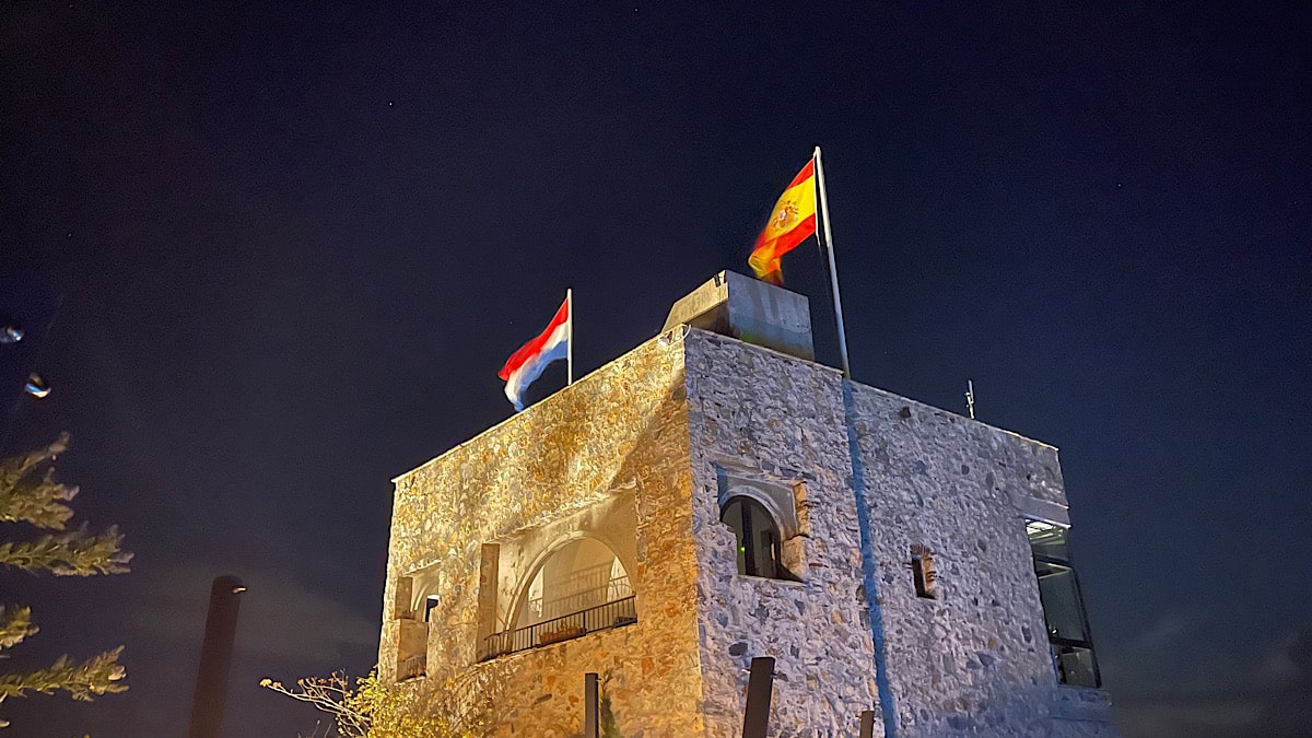 de-nederlandse-en-spaanse-vlag-boven-op-de-toren-van-het-castillo-de-monda