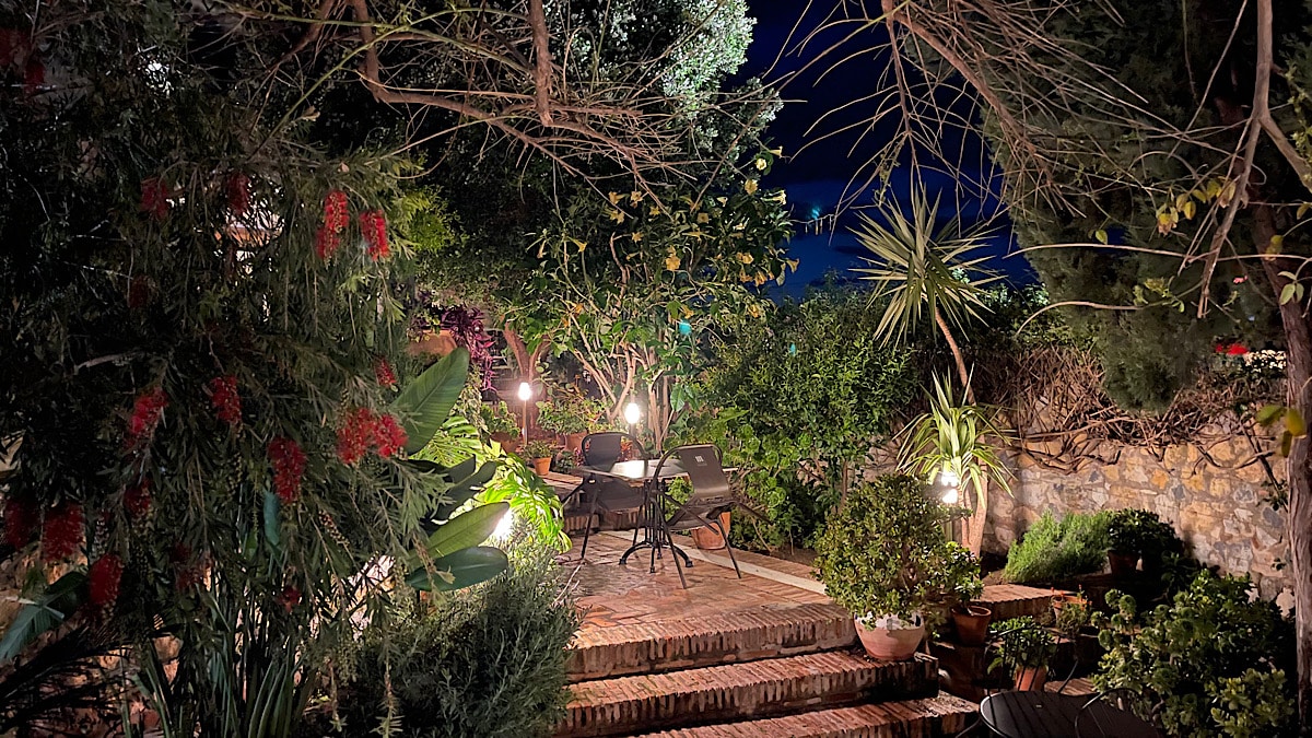 de-prachtige-tuin-van-castillo-de-monda-in-het-avondlicht