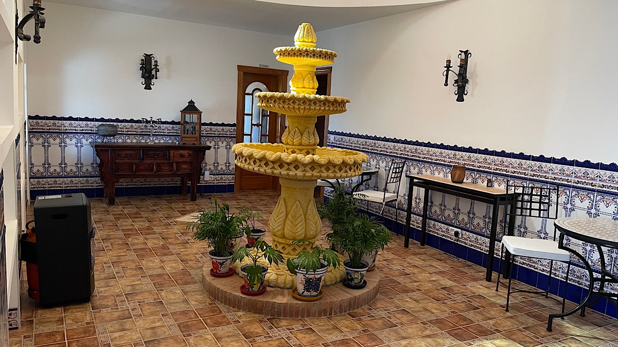 de-sfeervolle-binnenruimte-van-casa-fuente-del-andaluz
