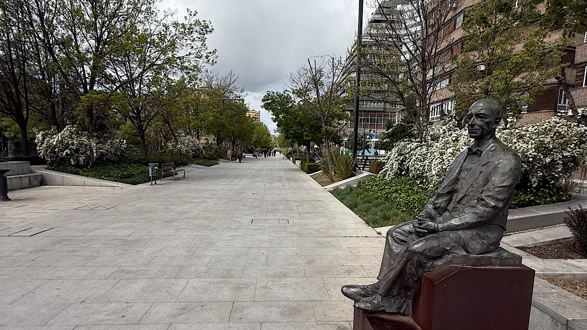 fraaie-beelden-op-boulevard-avda-constitucion-granada