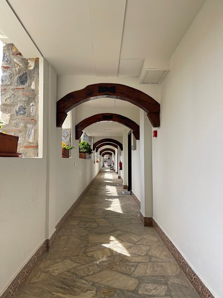 fraaie-gang-met-moorse-details-in-het-castillo-de-monda