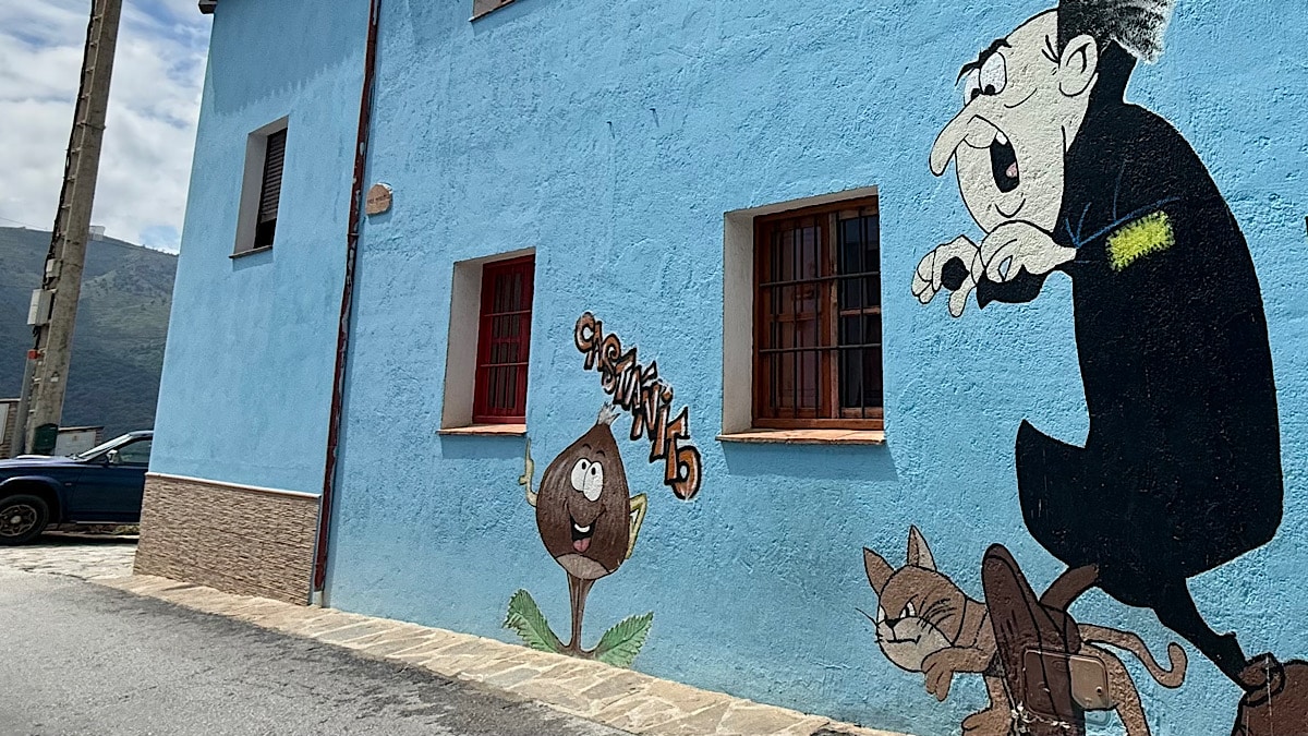gargamel-en-kat-op-muur-in-juzcar-andalusie