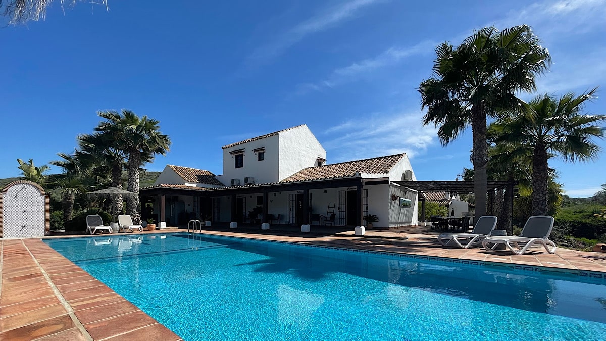 hacienda-riogordo-zwembad-en-huis