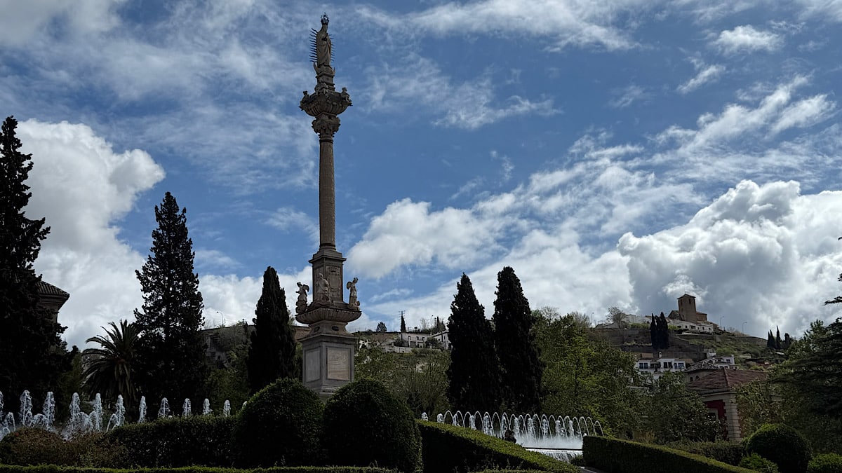 het-fraaie-monument-bij-jardines-del-triunfo-granada