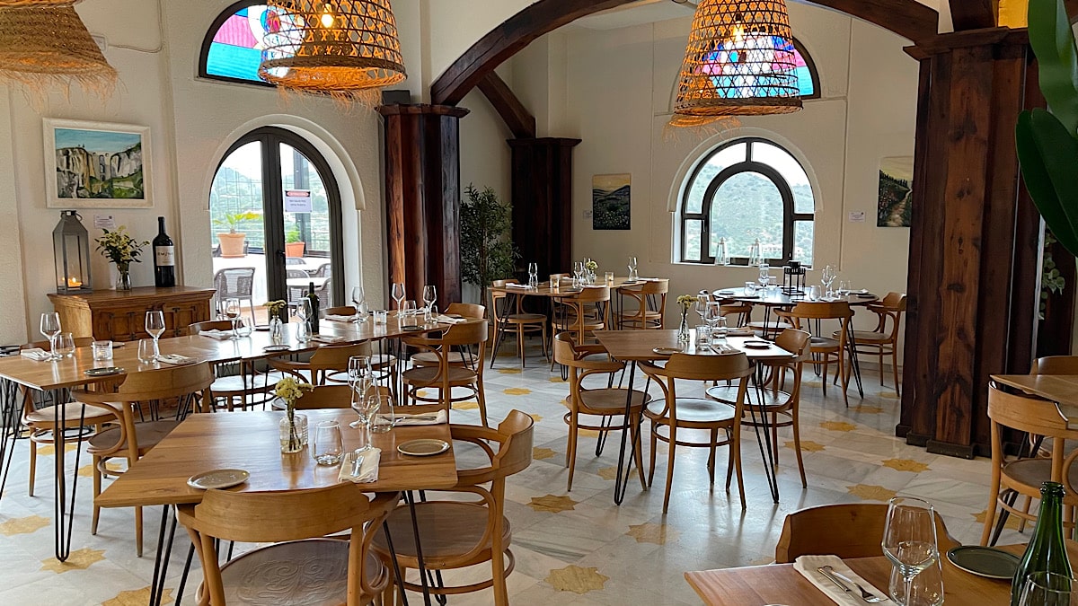 het-interieur-van-restaurante-albacar-monda-andalusie