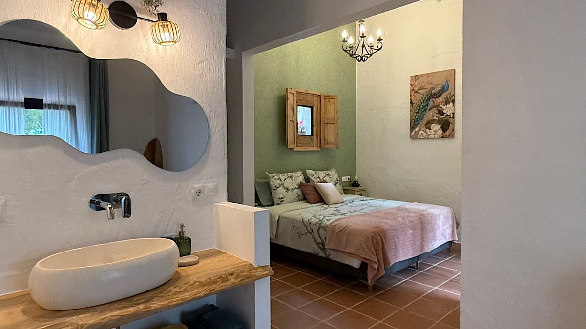 kamer-cipres-benb-el-refugio-alcaucin-andalusie