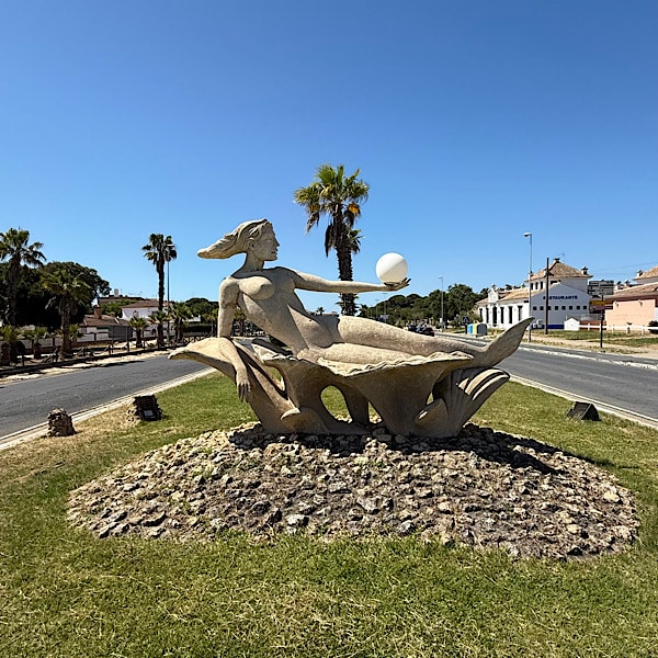 kunstwerk-op-straat-liggende-dame-met-bal-matalascanas-almonte-huelva