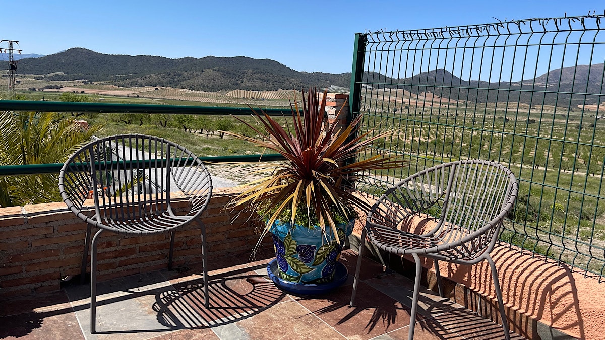 lekkere-zitjes-op-het-terras-van-casa-fuente-del-andaluz