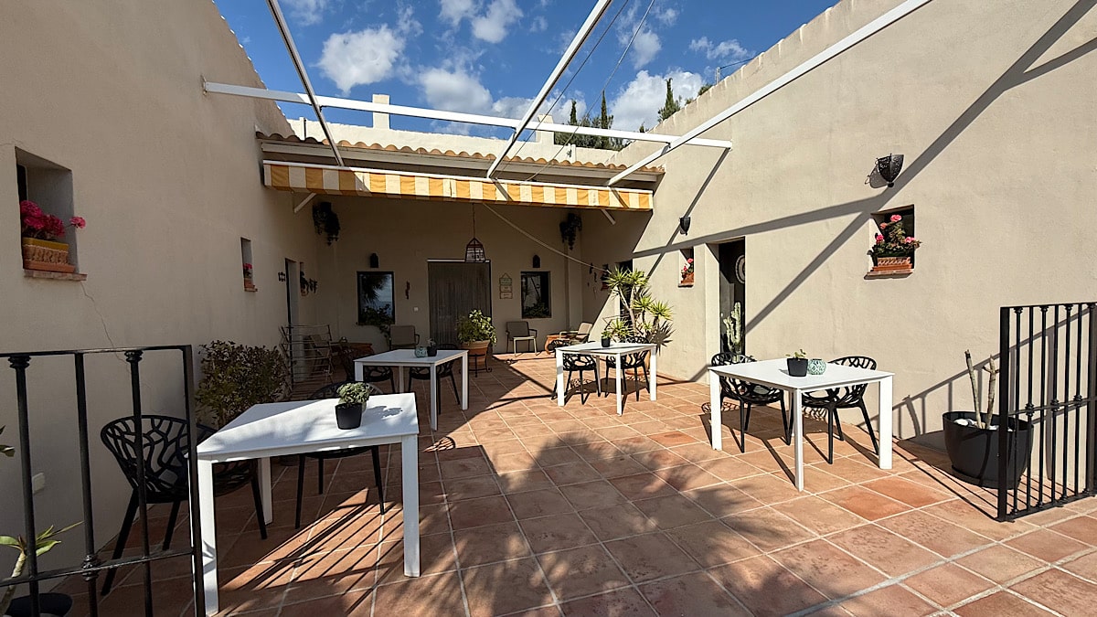ontbijtruimte-buiten-benb-el-refugio-alcaucin-malaga-andalusie