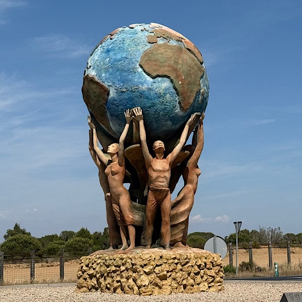 rotonde-met-beeld-wereldbol-gedragen-door-mensen-matalascanas-huelva