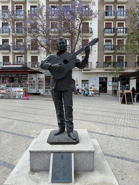 standbeeld-gitarist-huelva-stad