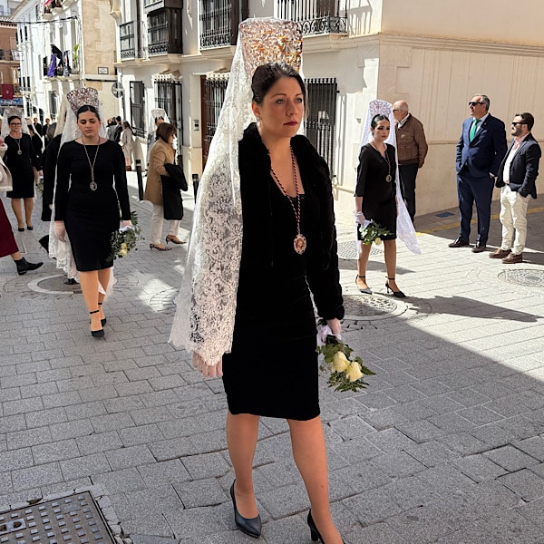 traditioneel-geklede-dames-velez-rubio-almeria-semana-santa