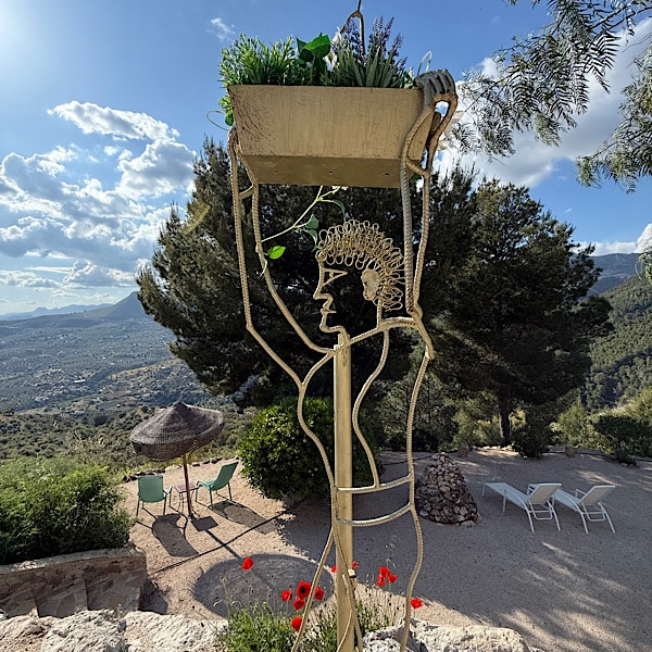 tuin-met-plateaus-benb-el-refugio-alcaucin-malaga-andalusie