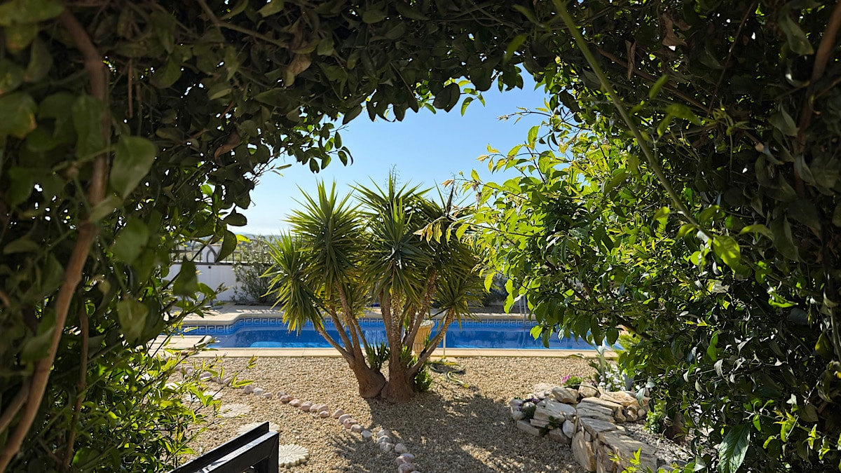 tuin-met-zwembad-finca-nuestro-sueno-oria-almeria