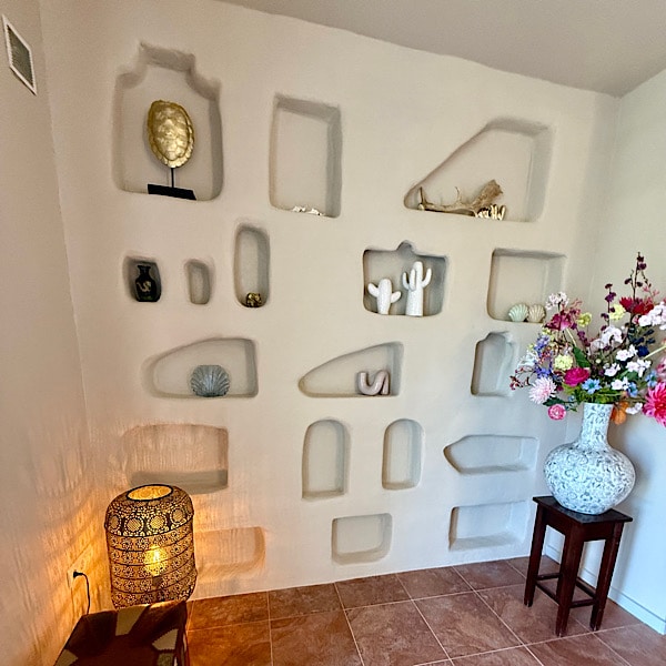 wand-met-nissen-en-decoratie-el-caracol-finca-conchales