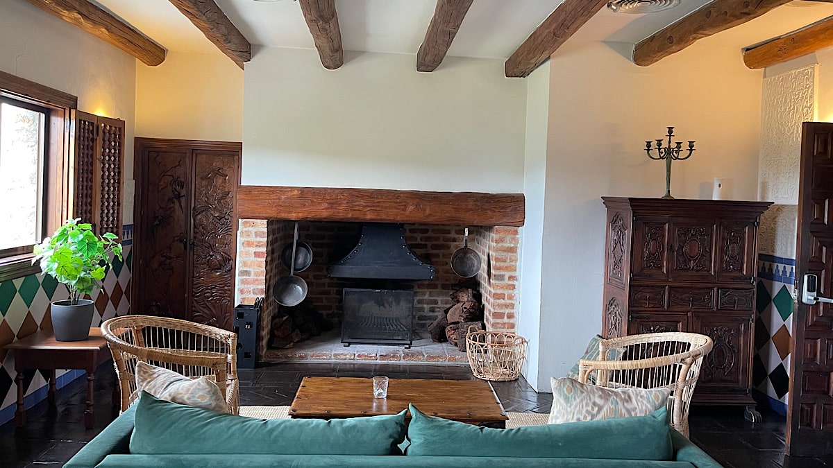 woonkamer-met-openhaard-castillo-de-monda