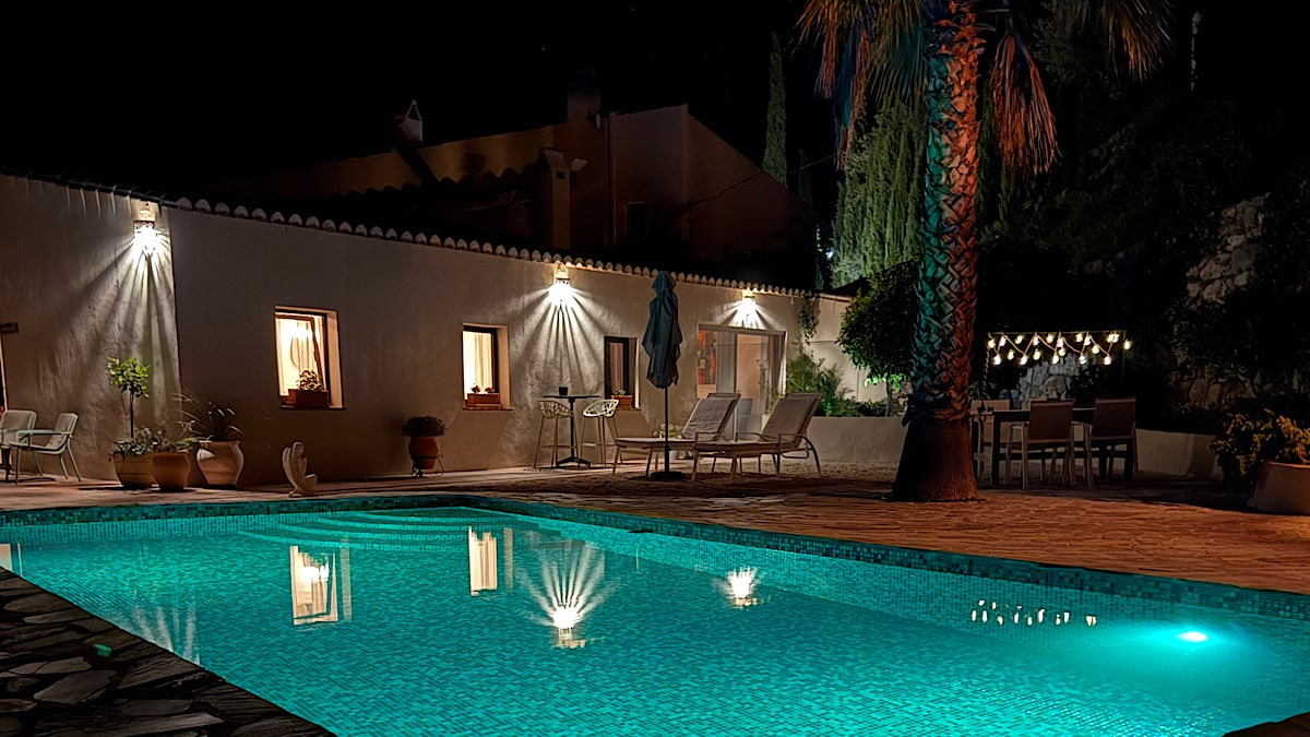 zwembad-benb-el-refugio-alcaucin-malaga-avond