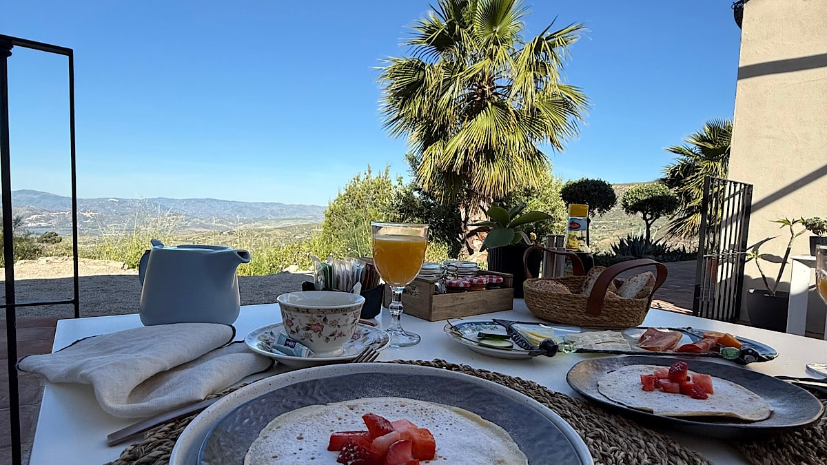 benb-el-refugio-alcaucin-malaga-ontbijt-buiten