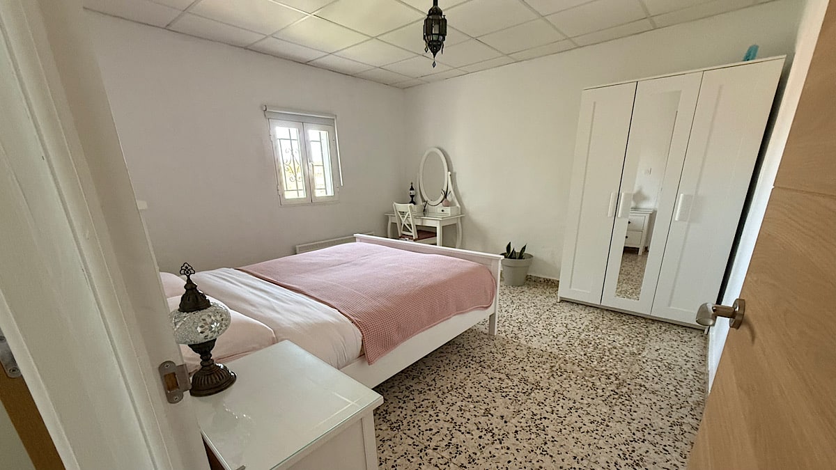 de-slaapkamer-met-tweepersoonsbed-casa-de-lucas