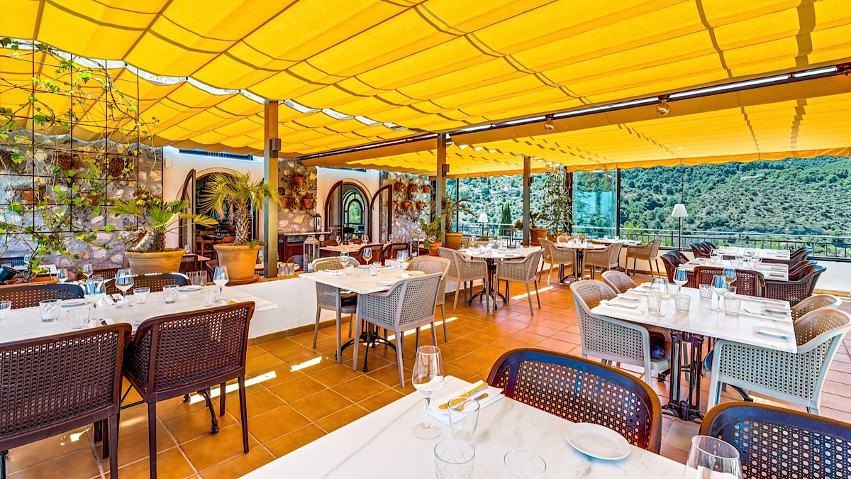 dineren-op-het-terras-van-restaurante-albacar-castillo-de-monda
